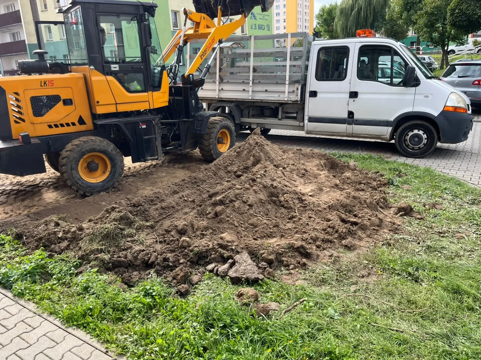 Ładowarka podczas prac ziemnych przy osiedlu